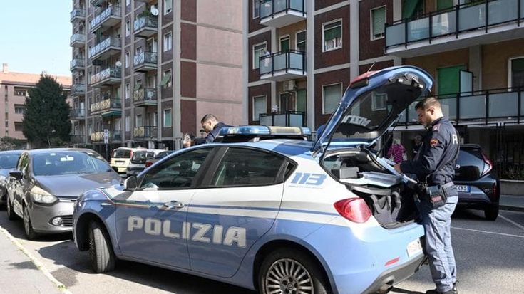 Si uccide durante lo sfratto e lascia un biglietto: “Scusate, non ce la faccio più”