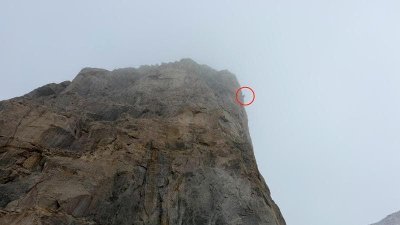 Monte Bianco, alpinista sospeso nel vuoto per 12 ore a 40 metri dalla cresta: salvato 