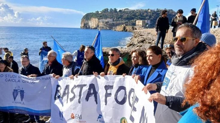 Gaiola, Maurizio Capone guida la protesta: “Basta fogne a mare”