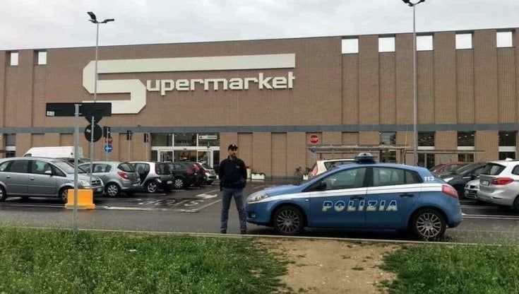 Parma, paga 6 euro alla cassa automatica poi esce con spesa da 800 euro