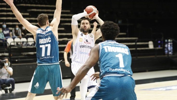 Basket, serie A: Cantù retrocede, Trieste ai playoff. Milano passa a Pesaro, ok Venezia e Sassari