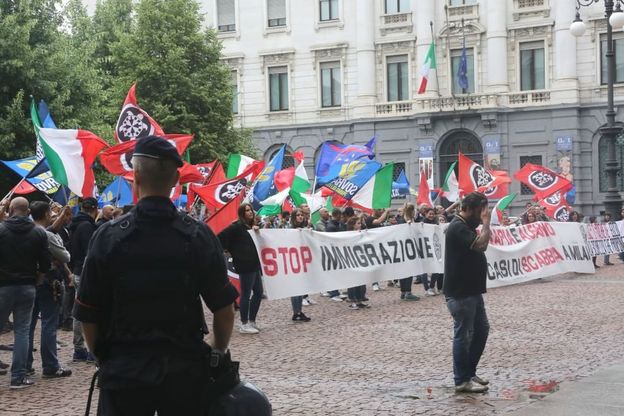 Milano, Casapound in piazza Scala: fumogeni e slogan anti-immigrati