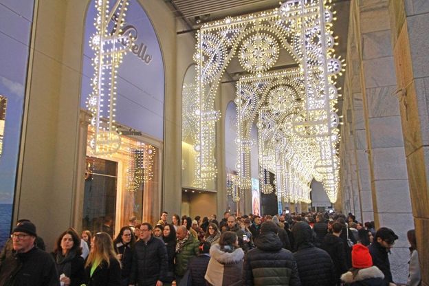 Natale, si accendono le luminarie della Rinascente in Duomo a Milano