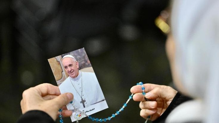 Papa, veglia a San Pietro: “Migliora lentamente e si è rimesso al lavoro”