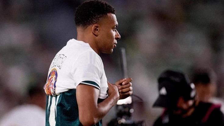 Mbappé e la polemica per la maglia con la scritta coperta: "Solidarietà sia a Ceuta che ai migranti"
