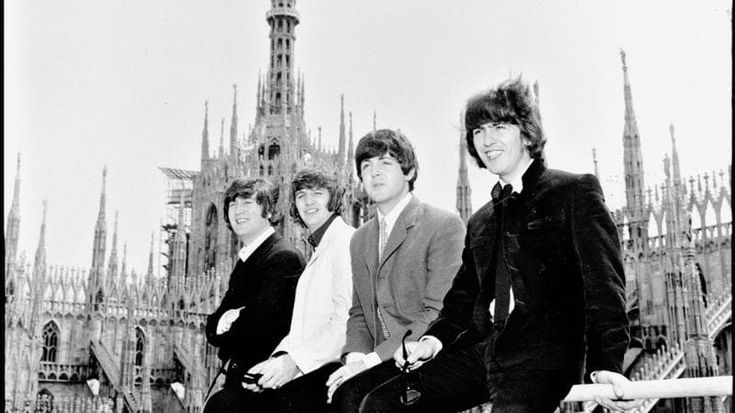 Il ciclone Beatles al Vigorelli negli scatti che fecero storia: i giri in auto e il delirio dei fan