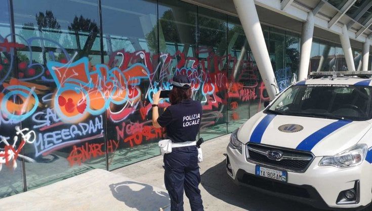 Graffiti sui muri a Parma: quattro giovani fermati dalla municipale dovranno ripulirli 