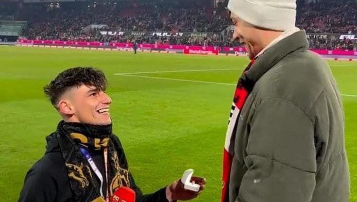 Colonia, l'arbitro Pascal Kaiser chiede al compagno Moritz di sposarlo: la proposta a bordo campo