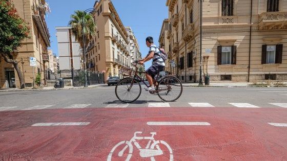Palermo, la pista ciclabile che piace a pochi: parcheggi, buche, ostacoli 