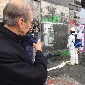 Torino, parte dai Murazzi la lotta "eco" ai graffiti: ripuliti 800 metri di muri