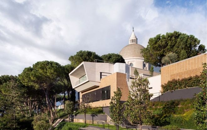 Roma, architettura contemporanea: all'Eur approda una "navicella"