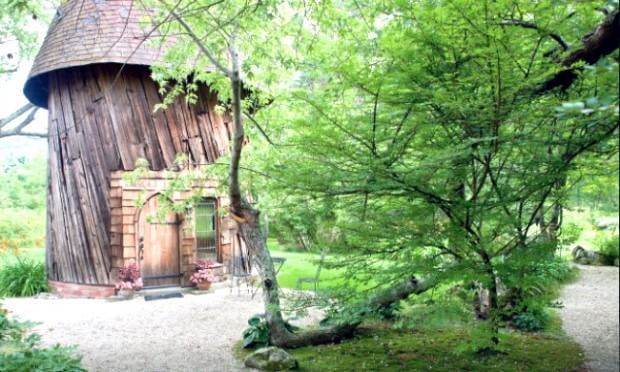 Dalla grotta alla casa sull'albero: dormire a impatto zero