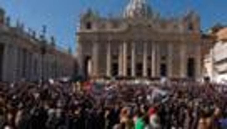 Papa: il lungo saluto di piazza San Pietro 