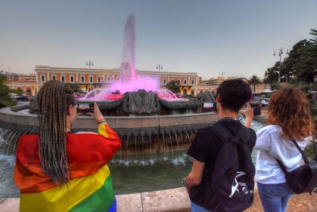 Bari Pride, la fontana diventa arcobaleno per i diritti