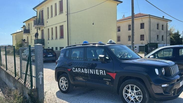 Medicina, chiede aiuto ai vicini: “Mi hanno accoltellato”. Giovane di 28 anni in pericolo di vita