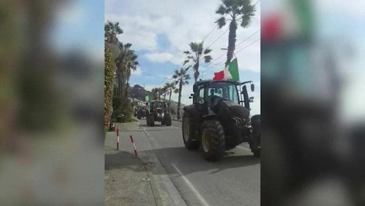 La protesta dei trattori a Sanremo: sette mezzi provenienti da Melegnano marciano verso il centro