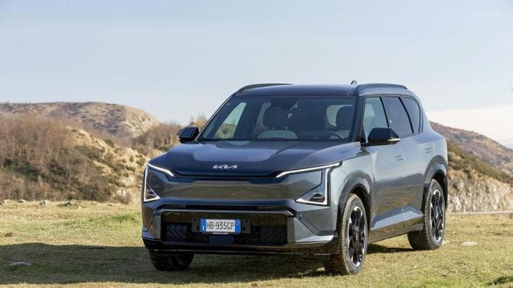 Kia rilancia l’offensiva elettrica con il Suv EV5 e il veicolo commerciale PV5. Come vanno