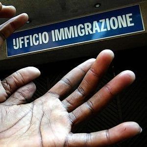 Biella, donna sviene per strada, i soccorritori trovano un feto nella sua borsa  