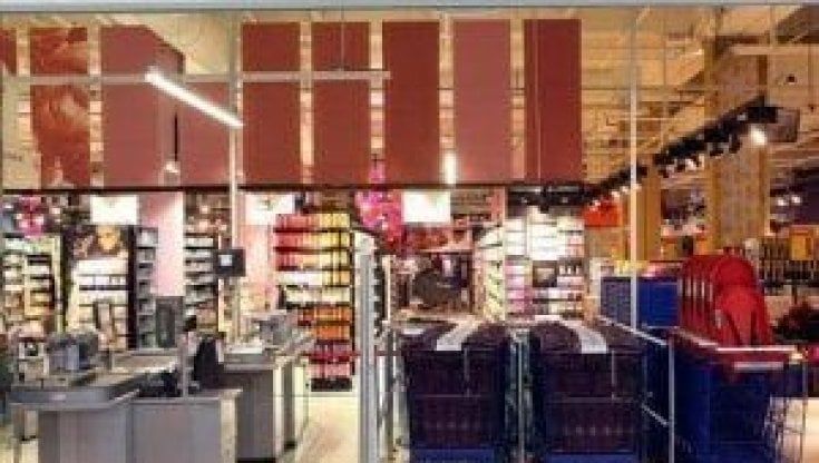 Carrefour, il piano di rilancio preoccupa i sindacati: "Fino a 1.800 esuberi e cento cessioni"