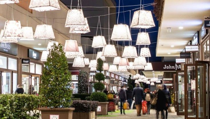 Bollette d’oro, l’Outlet di Brugnato in Liguria chiude un’ora prima