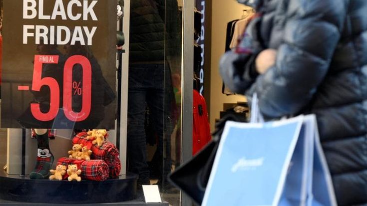 Sconti, folla su via del Corso: “Pacchetti per i nipoti, si riesce a risparmiare”