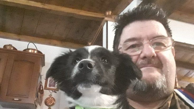 La lunga attesa di Billy, il cane che aspetta a casa il padrone malato di Covid