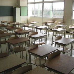 Rimini, le sue foto hot fanno il giro della scuola: 15enne per la vergogna lascia l'istituto