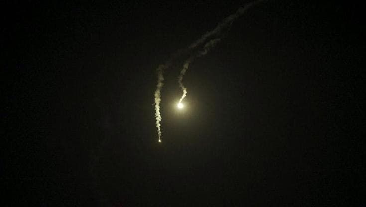 Medioriente, notte di esplosioni a Gaza: il bagliore nei cieli visto dal sud di Israele