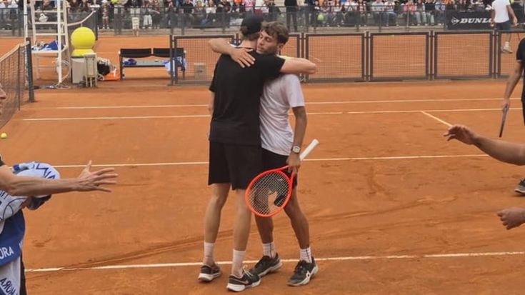 L’abbraccio del Foro Italico a Sinner e Cobolli: derby azzurro in allenamento