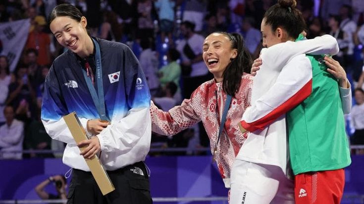 Taekwondo, due iraniane si abbracciano sul podio, ma il regime di Teheran censura l’immagine perché una non porta l’hijab