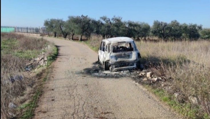 Bari, rubavano auto, le smontavano e le bruciavano . Nella banda anche marito e moglie insospettabili