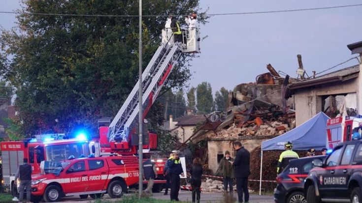 Castel d'Azzano, tre fratelli fanno esplodere la casa durante lo sgombero: muoiono tre carabinieri, 18 feriti. Procuratore: “Arresto per omicidio premeditato, valutiamo strage”