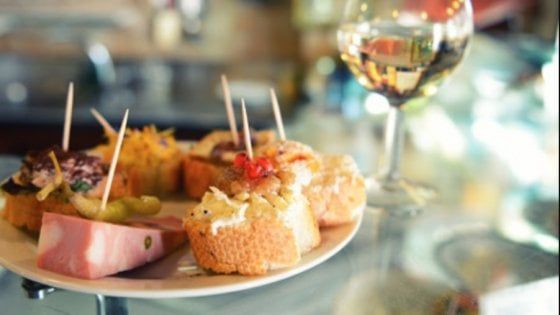 A Venezia tra portici e canali, una guida ai bacari dove assaggiare i migliori cicchetti