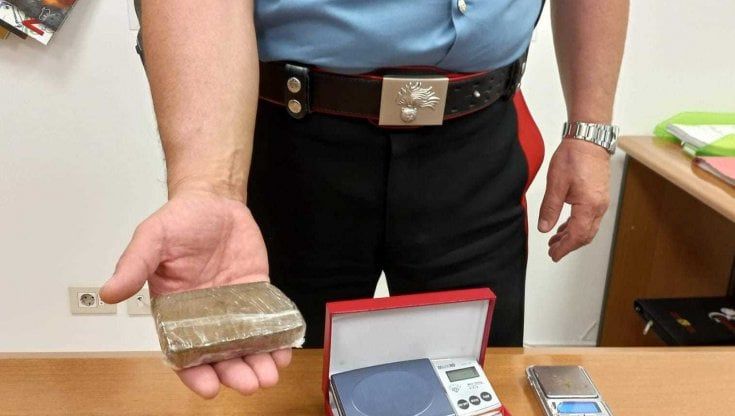 Baby pusher in azione a Cerveteri, arrestato un 15enne: aveva un panetto di hashish di un etto