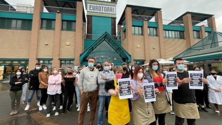 Parma, la protesta dei centri commerciali: "Fateci riaprire anche nei week end"