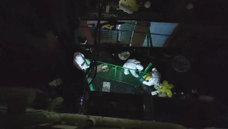 Emergenza Covid a Shanghai: autorità costruiscono barriere metalliche all'entrata delle abitazioni
