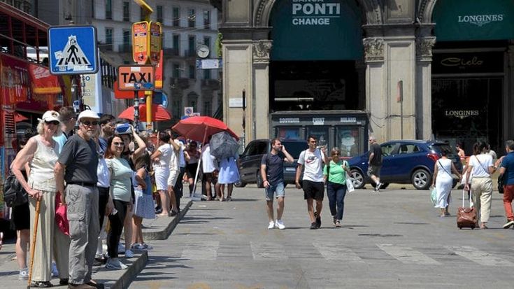Taxi introvabili a Milano: dal Duomo alla Centrale le lunghe attese per le auto bianche