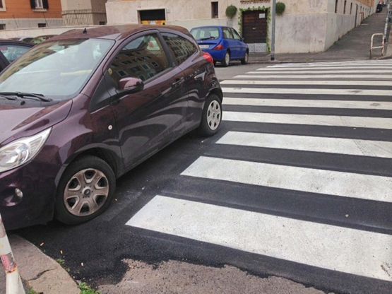 Roma, a San Giovanni il mistero delle strisce bianche interrotte