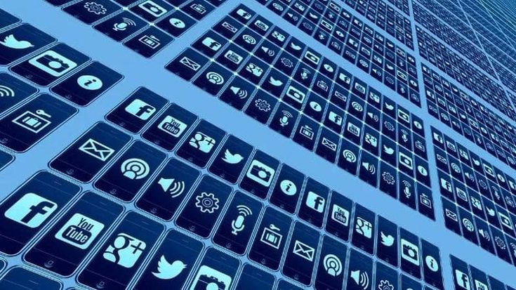 Gli italiani si informano via Internet e social, ma senza fidarsi. In crisi gli influencer