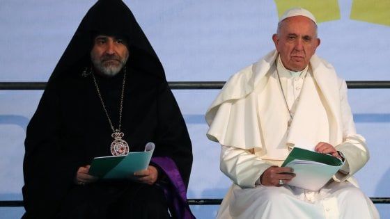 Il Papa a Sofia: "Migranti, croce dell'umanità"