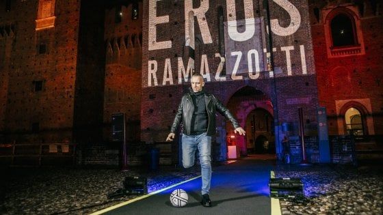 "Vita ce n'è": il ritorno di Eros Ramazzotti,  dalla ballata al pezzo dance