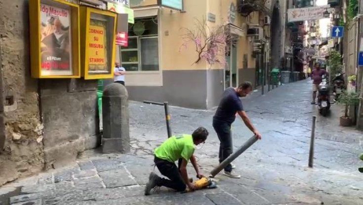 Quartieri spagnoli, i vigili tagliano i paletti abusivi nel vico dell'uscita di sicurezza dell'Augusteo