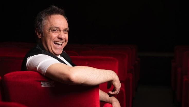 Gabriele Cirilli sorride sulla famiglia al teatro Al Massimo