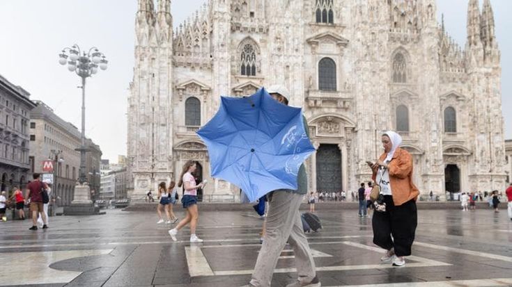 Maltempo a Milano, allerta arancione per temporali domani venerdì 28: chiusi parchi e piscine
