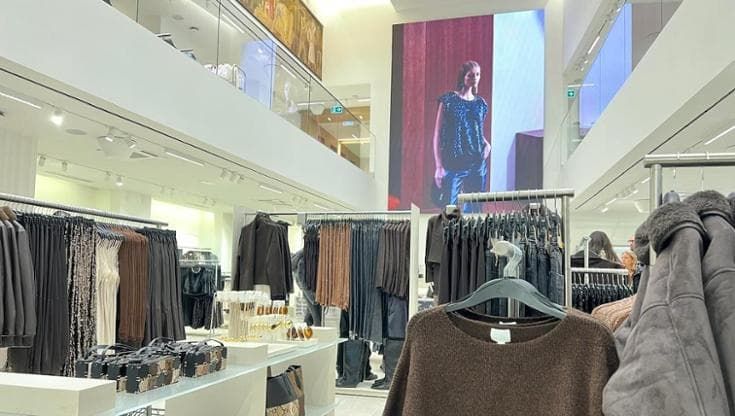 Riapre H&M in centro a Firenze dopo la ristrutturazione: "Nuovo look per la prima volta in Italia"