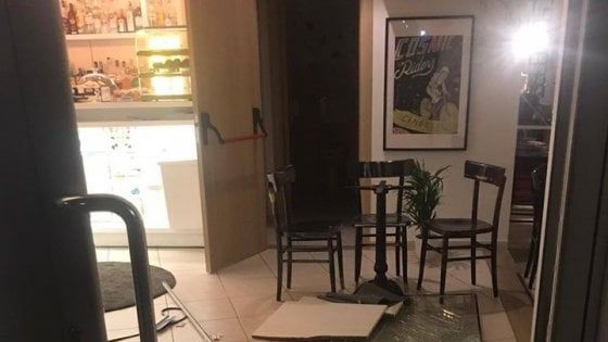 Polignano, vandali al Libro possibile caffè: "Colpita l'unica libreria della città"