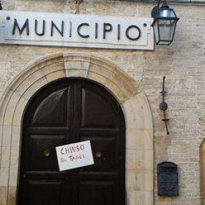 Crisi, il municipio di Biccari chiude per sciopero: "Lo Stato ci dà solo 15mila euro all'anno" 