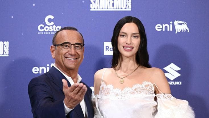 Carlo Conti minimizza il flop Sanremo: “Gli ascolti scendono, lo share sale, io continuo a pedalare”