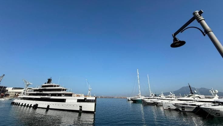 Castellammare, arriva il super yacht Ulysses del finanziere Hart: 103 metri, vale 250 milioni