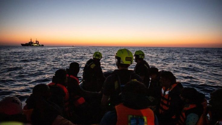 Migranti, Piantedosi fa muro. Torna la politica dei porti chiusi alle Ong: "Non informano le autorità delle loro operazioni"